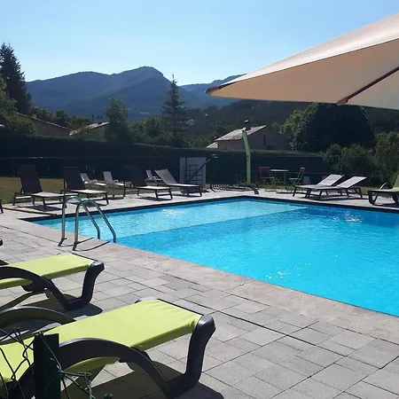 فندق Logis Le Ceans 2*